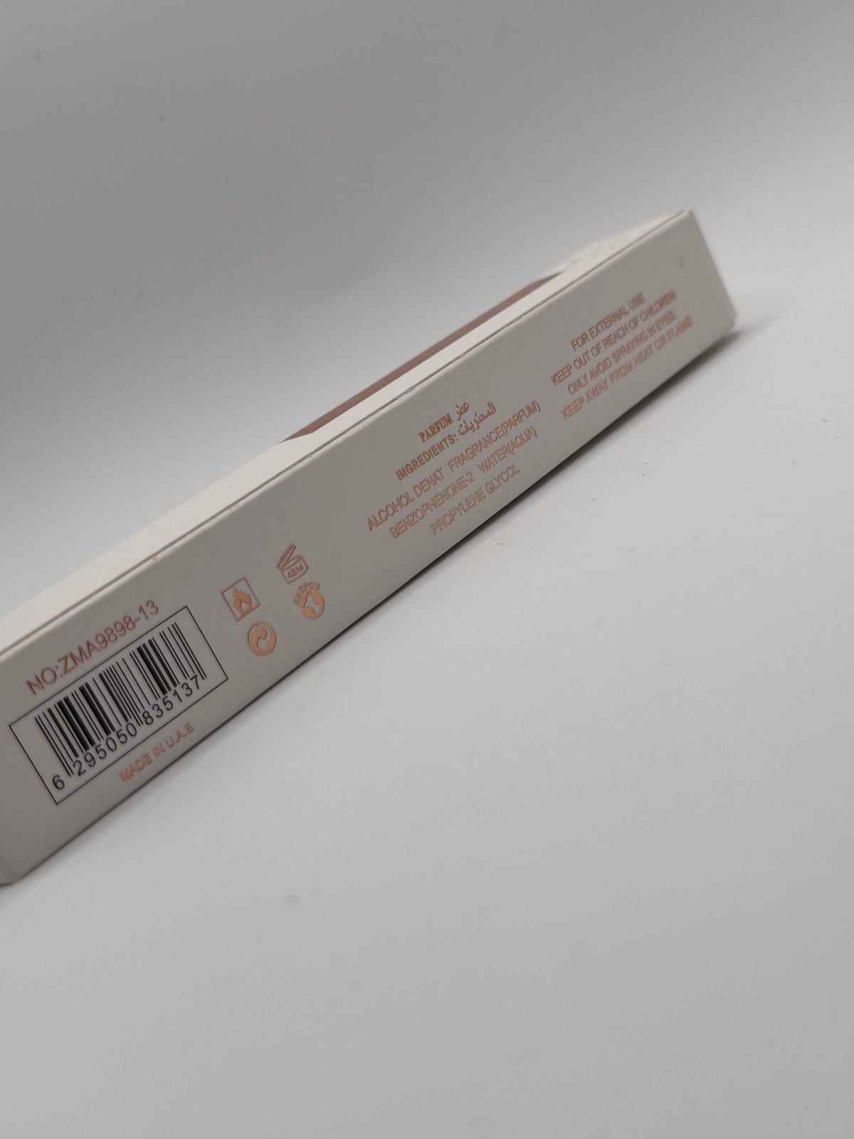 Orientalisches Eau de Parfum mit dekorativer Verpackung